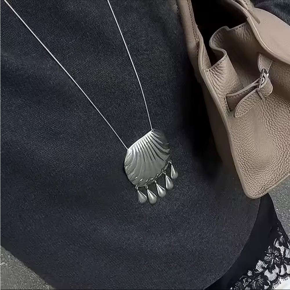 Shell Pendant statement Necklace - Picture 6 of 9